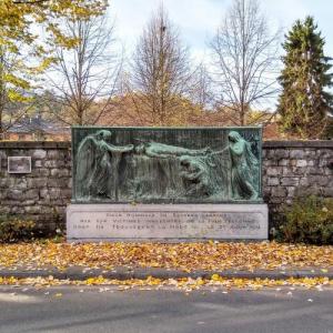 belgie/dinant/monument-aux-fusilles-mur-tschoffen