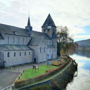 belgie/hastiere/abbatiale-saint-pierre