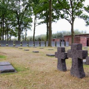 belgie/ieper/deutscher-soldatenfriedhof-langemark