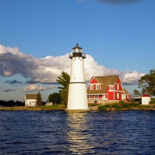 canada/thousand-islands/rock-island-lighthouse