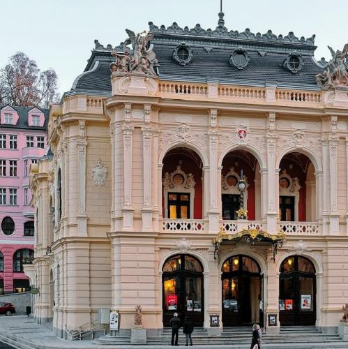 cesko/karlovy-vary/mestske-divadlo