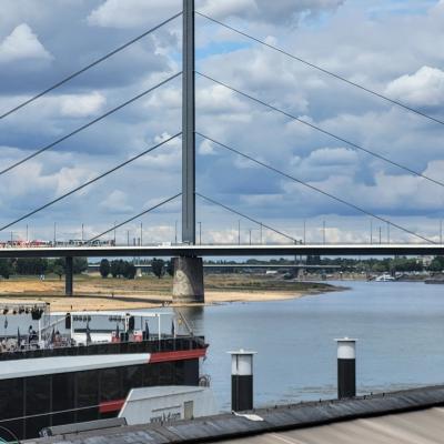 deutschland/dusseldorf/rheinuferpromenade