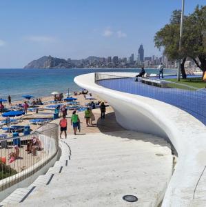 espana/benidorm/playa-de-poniente-paseo-maritimo