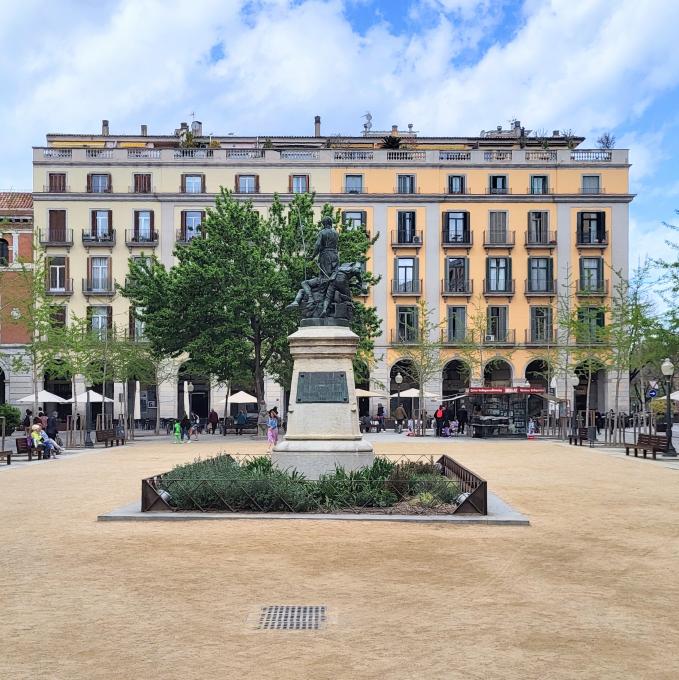 espana/girona/placa-de-la-independencia