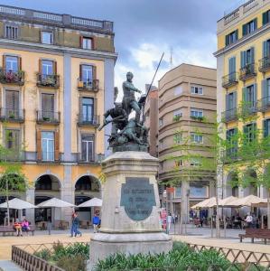 espana/girona/placa-de-la-independencia