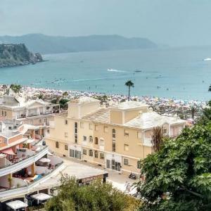 espana/nerja/playa-burriana-y-su-paseo-maritimo