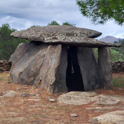 espana/roses/castrum-visigotic-menhir-de-la-casa-cremada