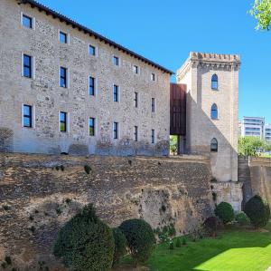 espana/zaragoza/palacio-de-la-aljaferia