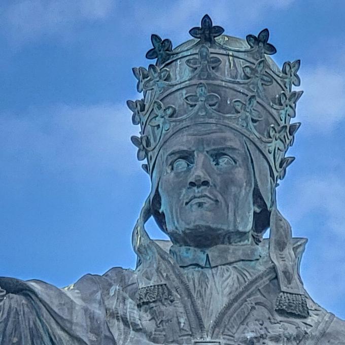 france/auvergne-rhone-alpes/aurillac/statue-de-gerbert