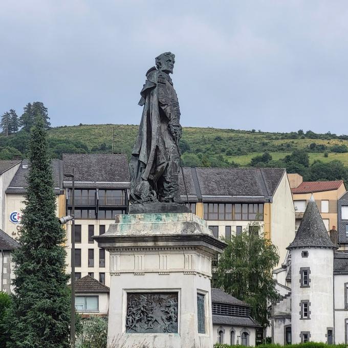 france/auvergne-rhone-alpes/aurillac/statue-du-general-delzons