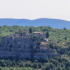 france/auvergne-rhone-alpes/bois-de-paiolive/ermitage-saint-eugene