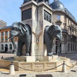 france/auvergne-rhone-alpes/chambery/fontaine-des-elephants