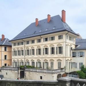 france/auvergne-rhone-alpes/chambery/place-du-chateau