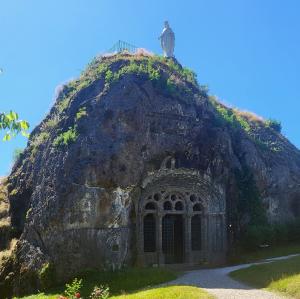 france/auvergne-rhone-alpes/chapelle-monolithique-de-fontanges