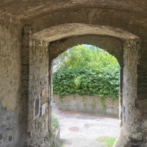 france/auvergne-rhone-alpes/chateauneuf-de-mazenc/portail-du-tour