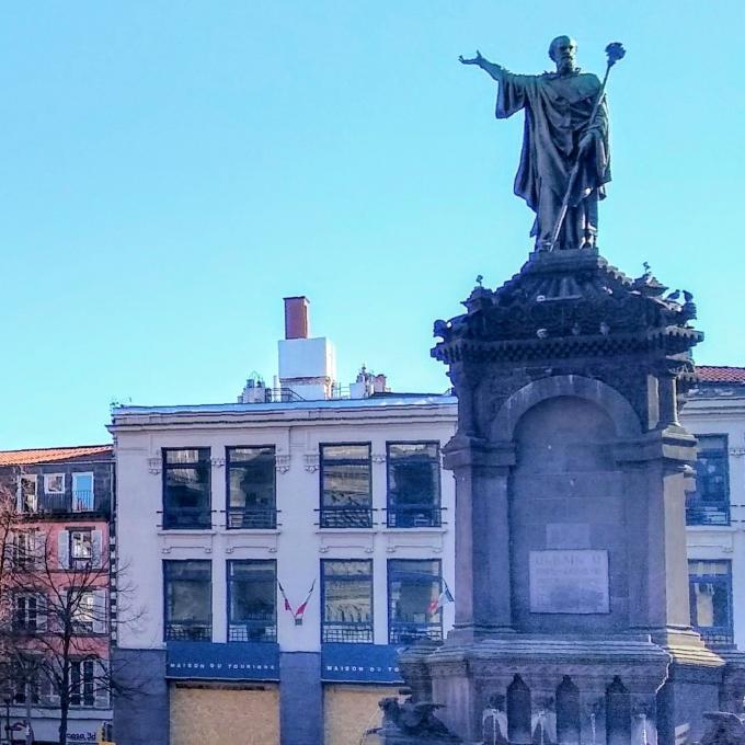 france/auvergne-rhone-alpes/clermont-ferrand/place-de-la-victoire