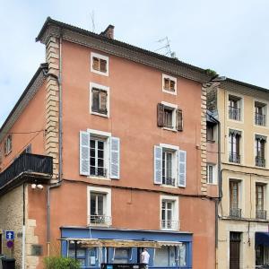 france/auvergne-rhone-alpes/cremieu/grande-rue-de-la-halle
