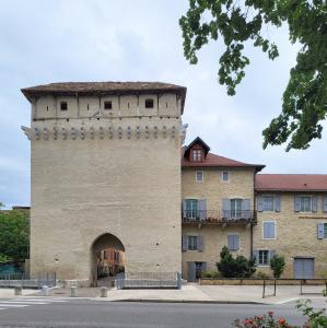 france/auvergne-rhone-alpes/cremieu/porte-de-lyon-porte-de-la-loi