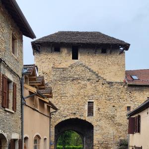 france/auvergne-rhone-alpes/cremieu/porte-neuve-chemin-de-ronde