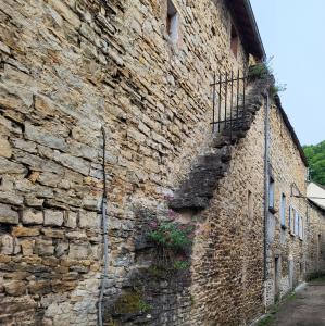 france/auvergne-rhone-alpes/cremieu/porte-neuve-chemin-de-ronde