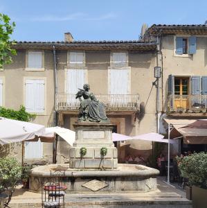 france/auvergne-rhone-alpes/grignan/fontaine-sevigne