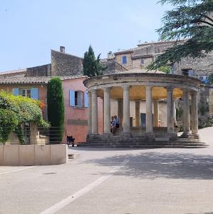 france/auvergne-rhone-alpes/grignan/lavoir