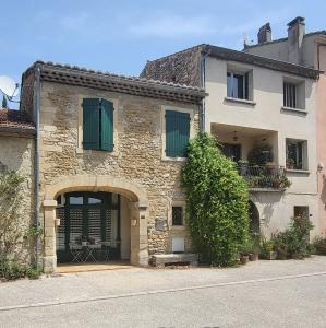 france/auvergne-rhone-alpes/grignan/place-du-mail