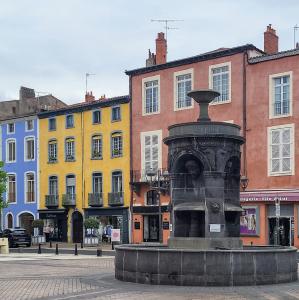 france/auvergne-rhone-alpes/issoire/place-de-la-republique