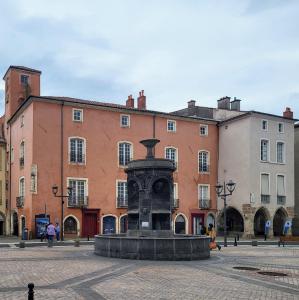 france/auvergne-rhone-alpes/issoire/place-de-la-republique