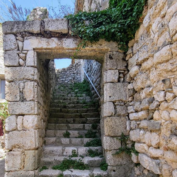 france/auvergne-rhone-alpes/la-garde-adhemar/cellier-du-chateau