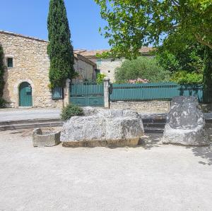 france/auvergne-rhone-alpes/la-garde-adhemar/place-georges-perriod