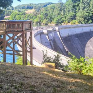 france/auvergne-rhone-alpes/lac-de-saint-etienne-cantales/barrage-de-saint-etienne-cantales