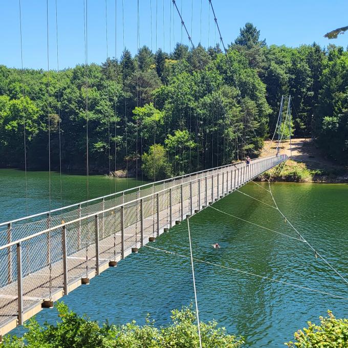 france/auvergne-rhone-alpes/lac-de-saint-etienne-cantales/passerelle-himalayenne