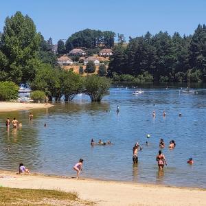 france/auvergne-rhone-alpes/lac-de-saint-etienne-cantales/plage-de-renac