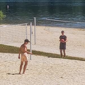 france/auvergne-rhone-alpes/lac-de-saint-etienne-cantales/plage-de-renac