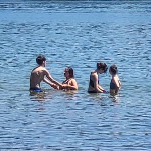 france/auvergne-rhone-alpes/lac-de-saint-etienne-cantales/plage-du-puech-des-ouilhes