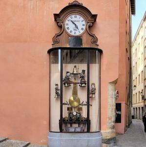 france/auvergne-rhone-alpes/lyon/horloge-charvet-horloge-aux-guignols