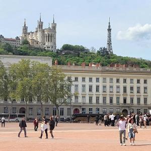 france/auvergne-rhone-alpes/lyon/place-bellecour