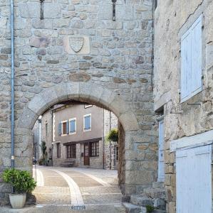 france/auvergne-rhone-alpes/marcoles/portail-bas