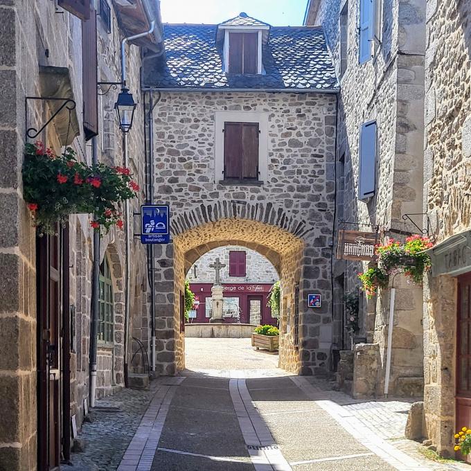 france/auvergne-rhone-alpes/marcoles/portail-haut