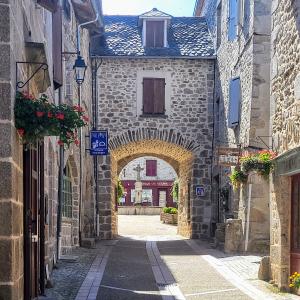 france/auvergne-rhone-alpes/marcoles/portail-haut