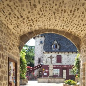 france/auvergne-rhone-alpes/marcoles/portail-haut
