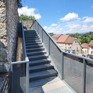france/auvergne-rhone-alpes/morestel/passerelle-jardin-des-remparts