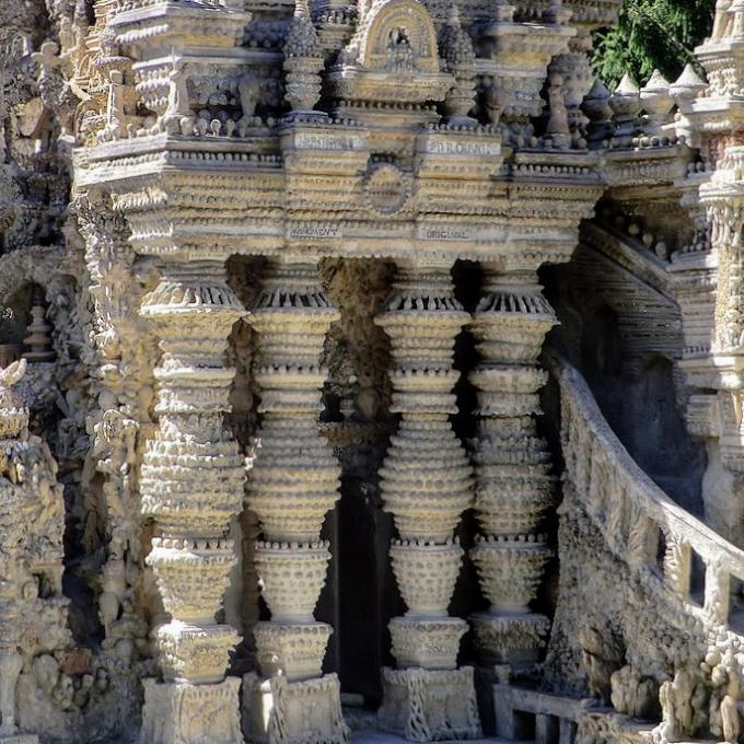 france/auvergne-rhone-alpes/palais-ideal-du-facteur-cheval