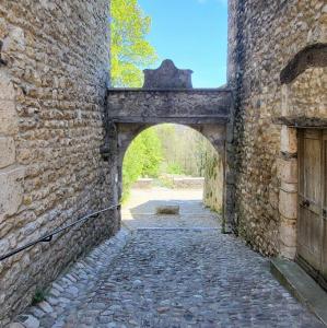 france/auvergne-rhone-alpes/perouges/porte-d-en-bas