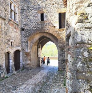 france/auvergne-rhone-alpes/perouges/porte-d-en-haut