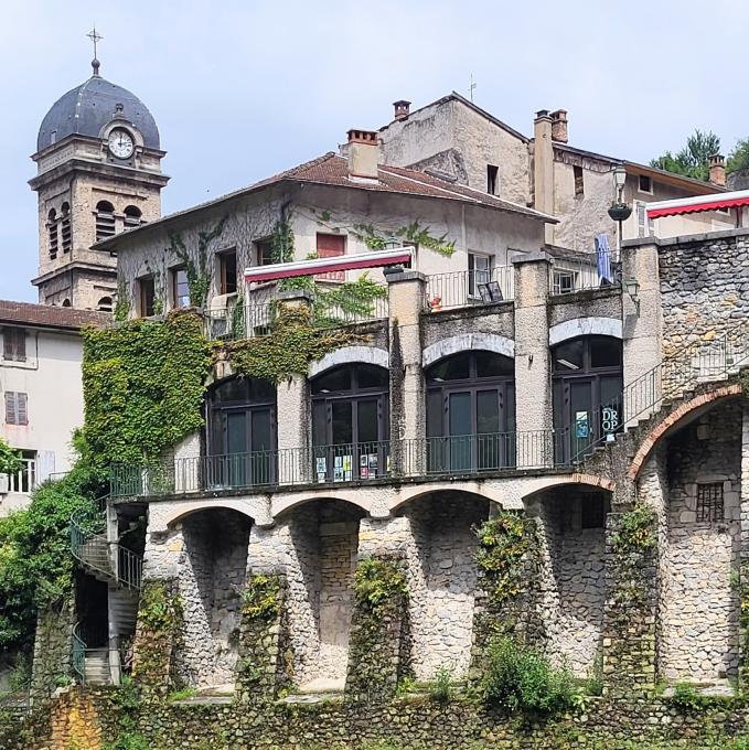 france/auvergne-rhone-alpes/pont-en-royans/place-de-la-halle