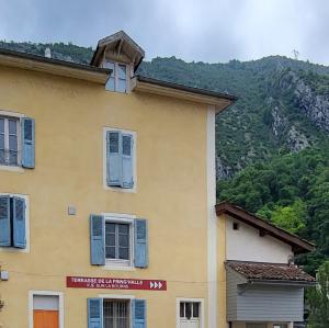 france/auvergne-rhone-alpes/pont-en-royans/place-de-la-halle