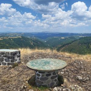 france/auvergne-rhone-alpes/rocher-de-ronesque