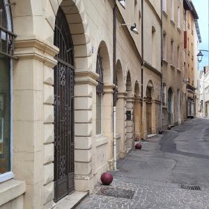 france/auvergne-rhone-alpes/romans-sur-isere/rue-de-l-armillerie